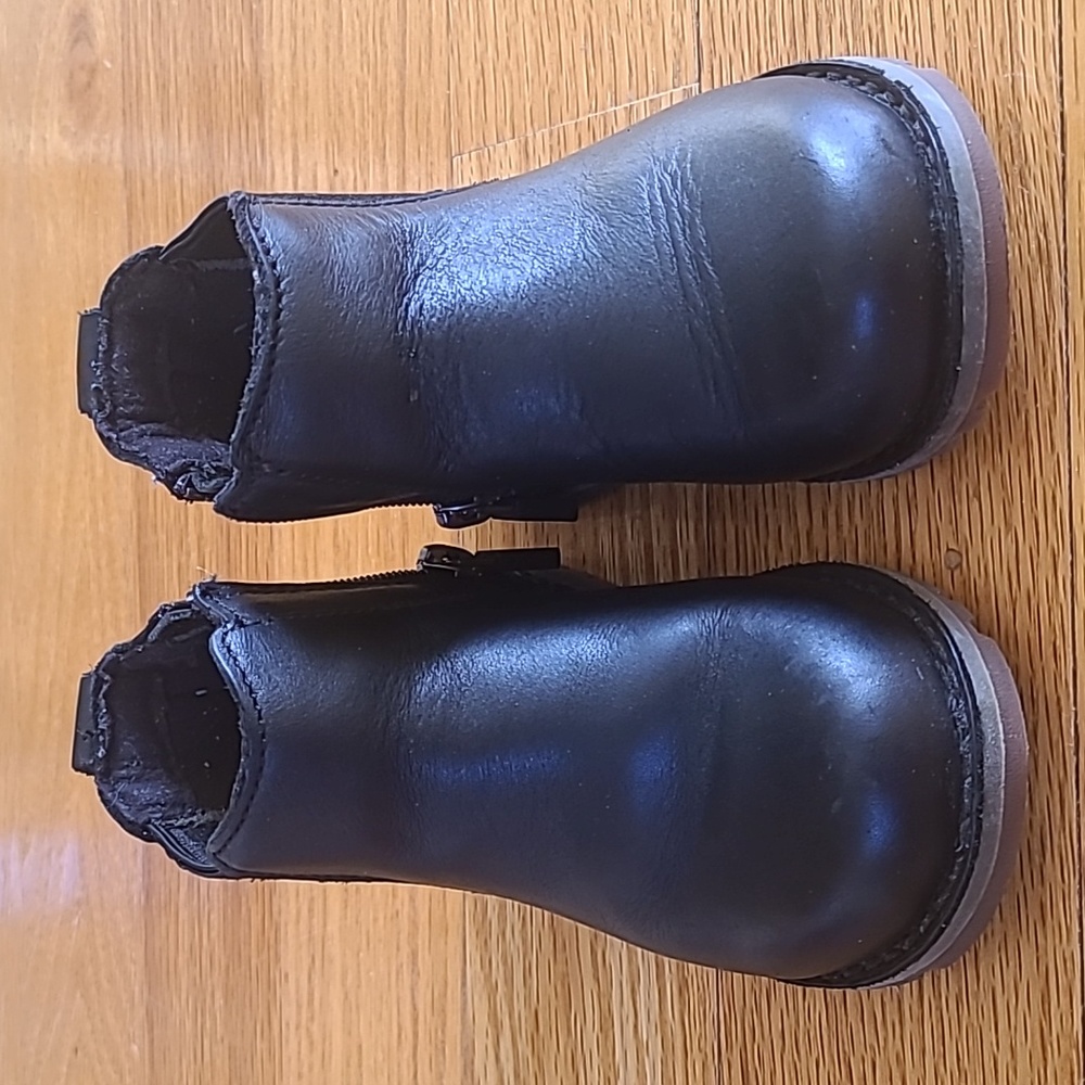 Kid's UGG Callum leather boots in Black; Size 7